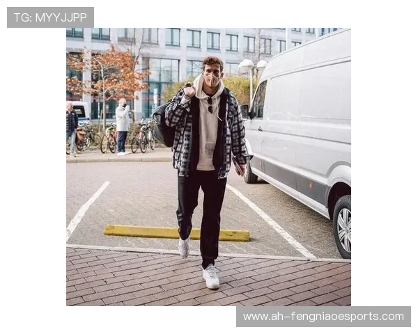 足球球星男孩穿搭潮流写真展现时尚品味与运动魅力